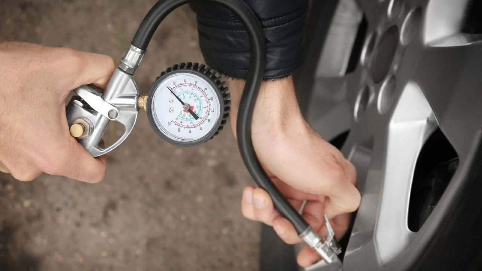 Pressione pneumatici: ecco ogni quanto va controllata davvero