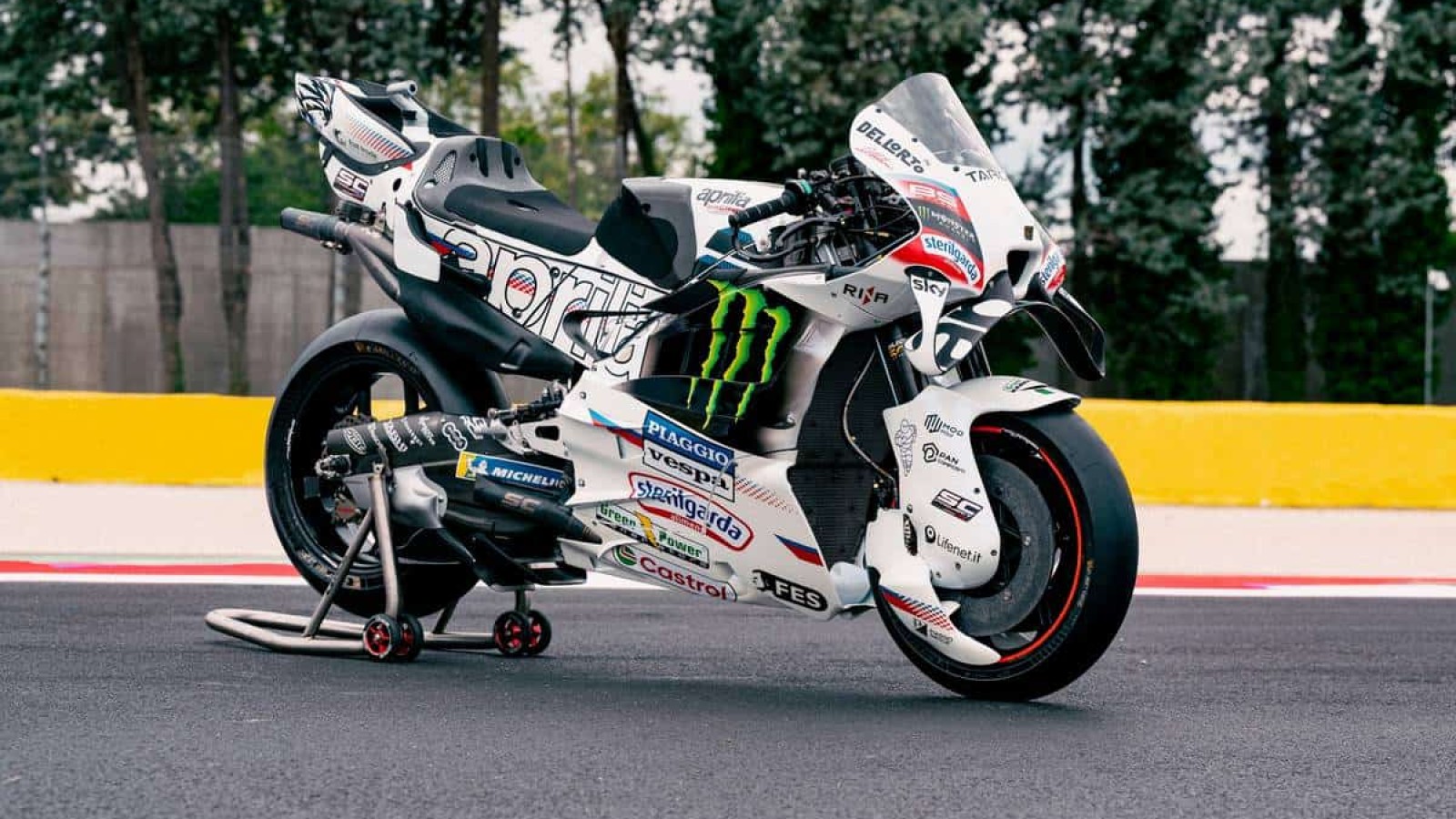 Aprilia RS-GP26 Perla Bianca: omaggio a Vespa e Villeneuve