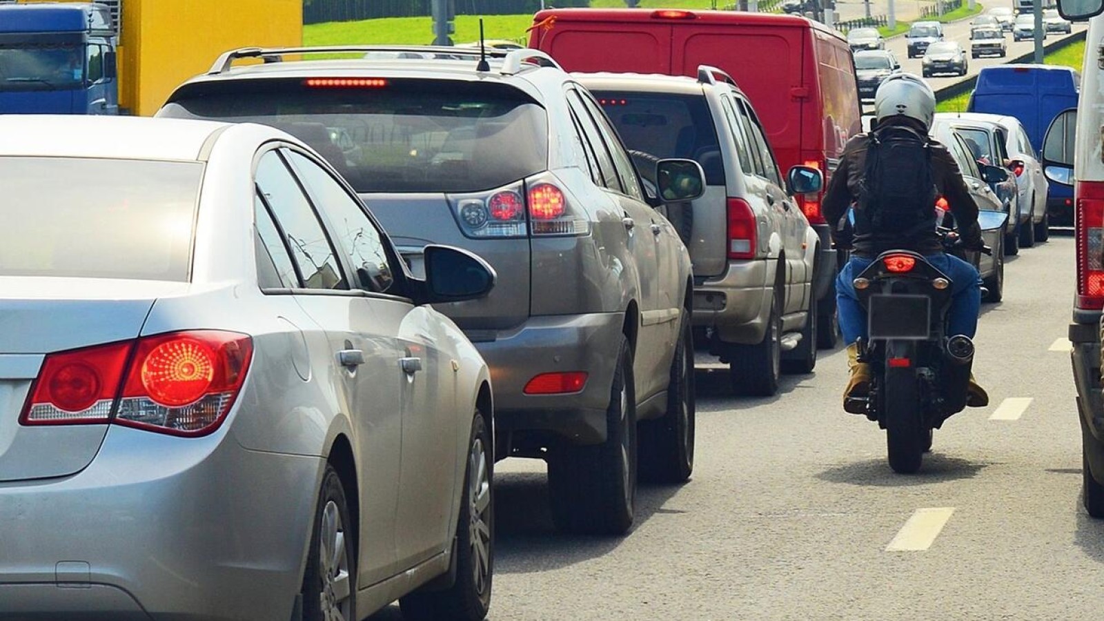 Moto nel traffico: si può passare tra le auto in coda?