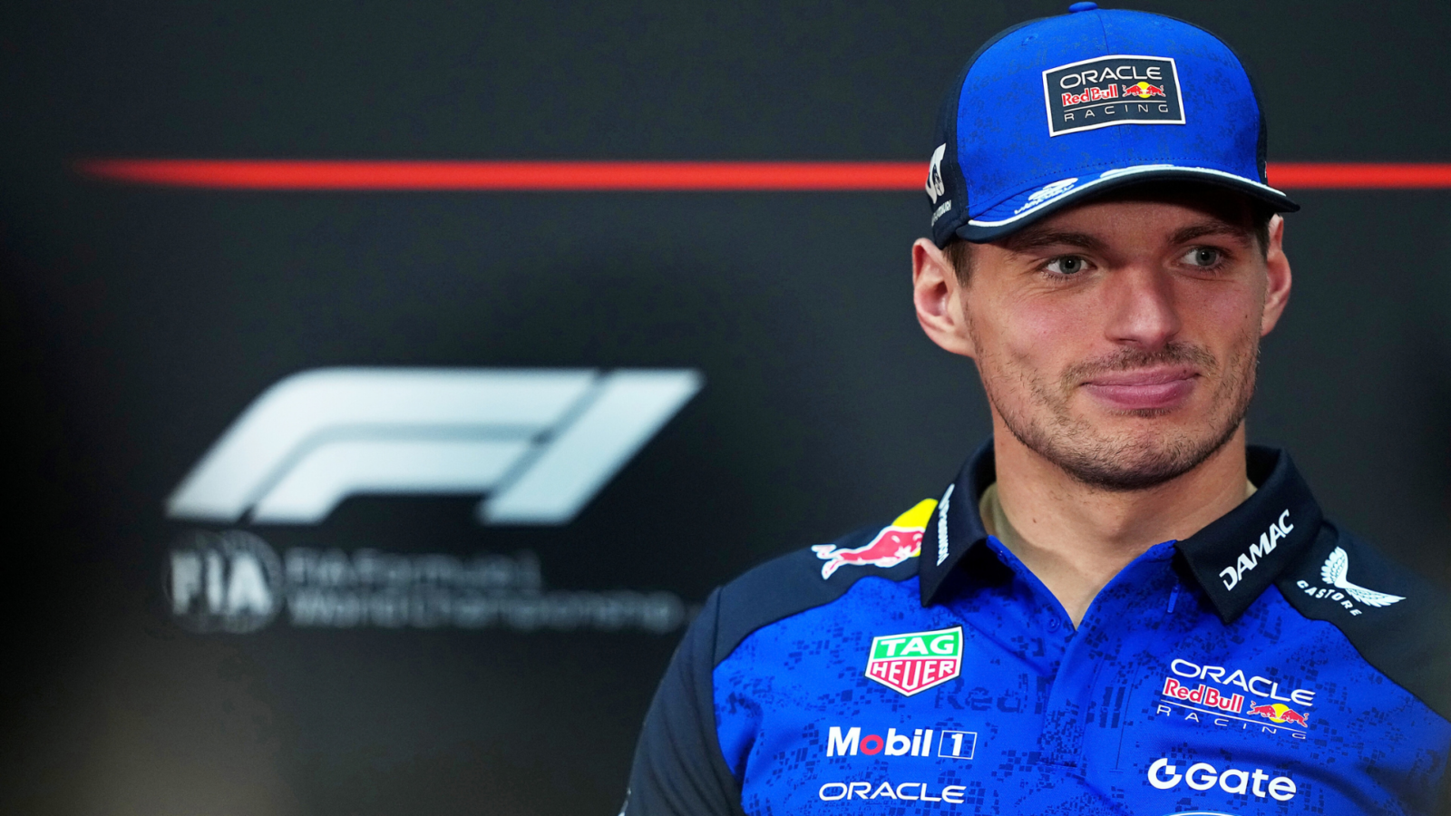 Verstappen in pole al GP Bahrain, Hamilton secondo in Ferrari